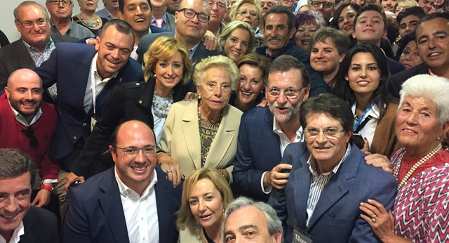 Mariano Rajoy con militantes del PP de Lorca 