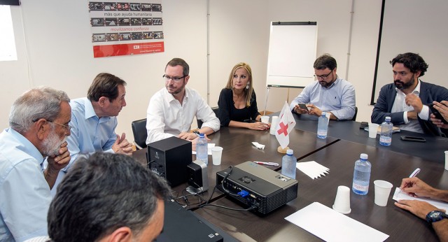 Javier Maroto visita al Centro Logístico de Ayuda Humanitaria de Cruz Roja en Canarias