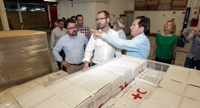 Javier Maroto visita al Centro Logístico de Ayuda Humanitaria de Cruz Roja en Canarias