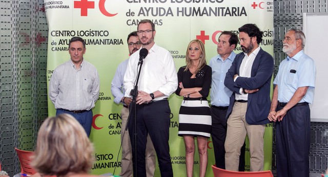 Javier Maroto visita al Centro Logístico de Ayuda Humanitaria de Cruz Roja en Canarias