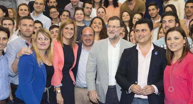 El Presidente del Gobierno y del PP junto al candidato a la Presidencia de la Región de Murcia y los asistentes al mitin