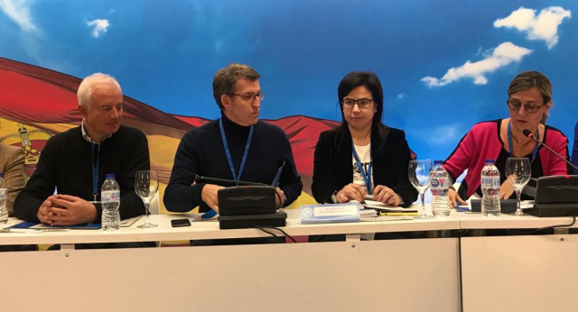 Ana Vázquez con Alberto Núñez Feijóo en la Convención Nacional