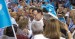 Mariano Rajoy saludando a una de las asistentes al acto